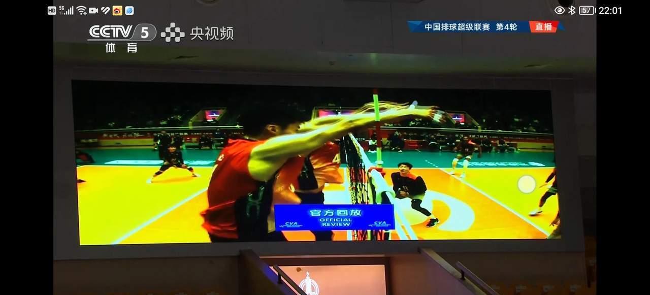 比赛中疑似点球争议，裁判判罚扎眼
